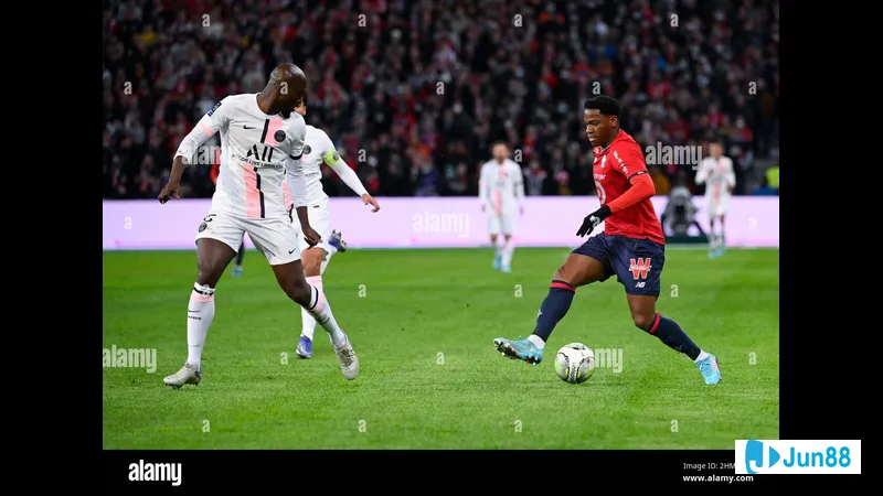 Cầu thủ của PSG truy cản bóng khôn ngoan trước sự áp đảo của Lille