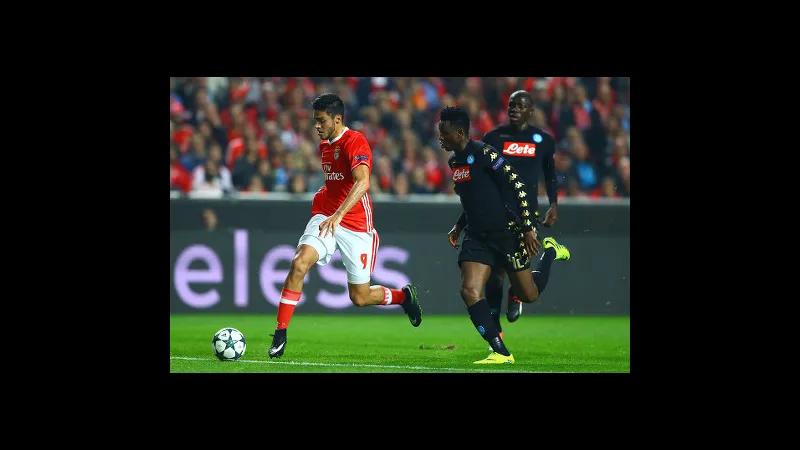 Cầu thủ Benfica chống chọi với cầu thủ Napoli để giành quyền kiểm soát bóng
