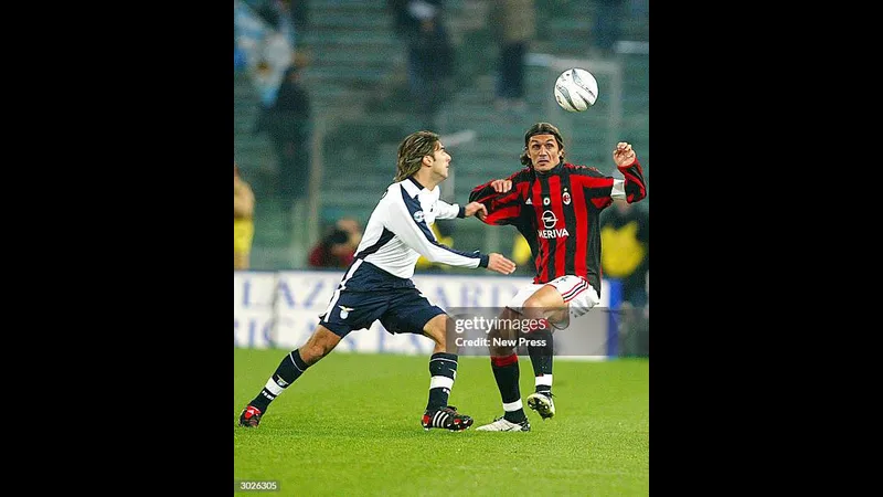 Cầu thủ AC Milan dứt điểm mạnh trong trận đấu với Lazio Cầu thủ AC Milan dứt điểm mạnh trong trận đấu với Lazio