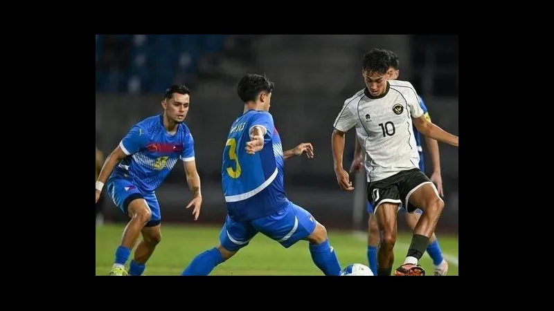Cầu thủ U22 Indonesia tung cú đá mạnh vào khung thành của U22 Myanmar Cầu thủ U22 Indonesia tung cú đá mạnh vào khung thành của U22 Myanmar